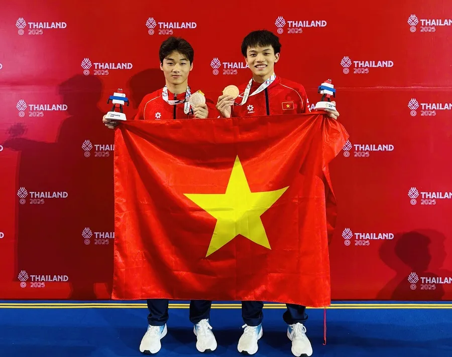 Hai tuyển thủ nhảy cầu của Việt Nam đã giành HCĐ quý giá. Ảnh: LÊ THANH