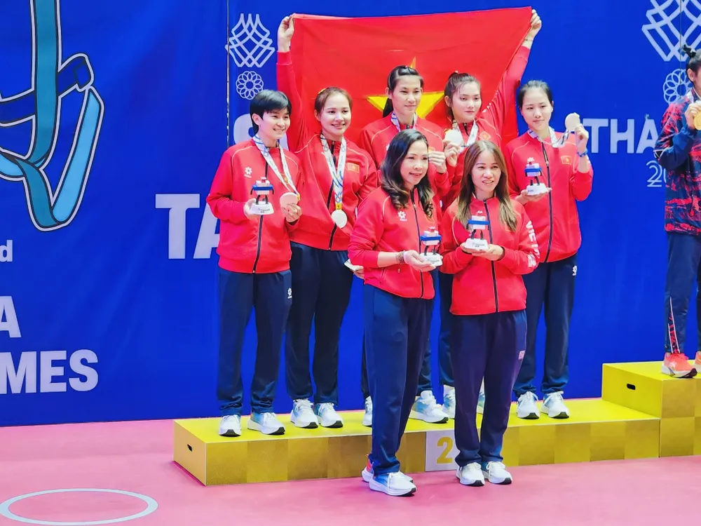 Đội cầu mây nữ Việt Nam giành HCB nội dung regu trong ngày cuối SEA Games 33-2025. Ảnh: THANH SƠN