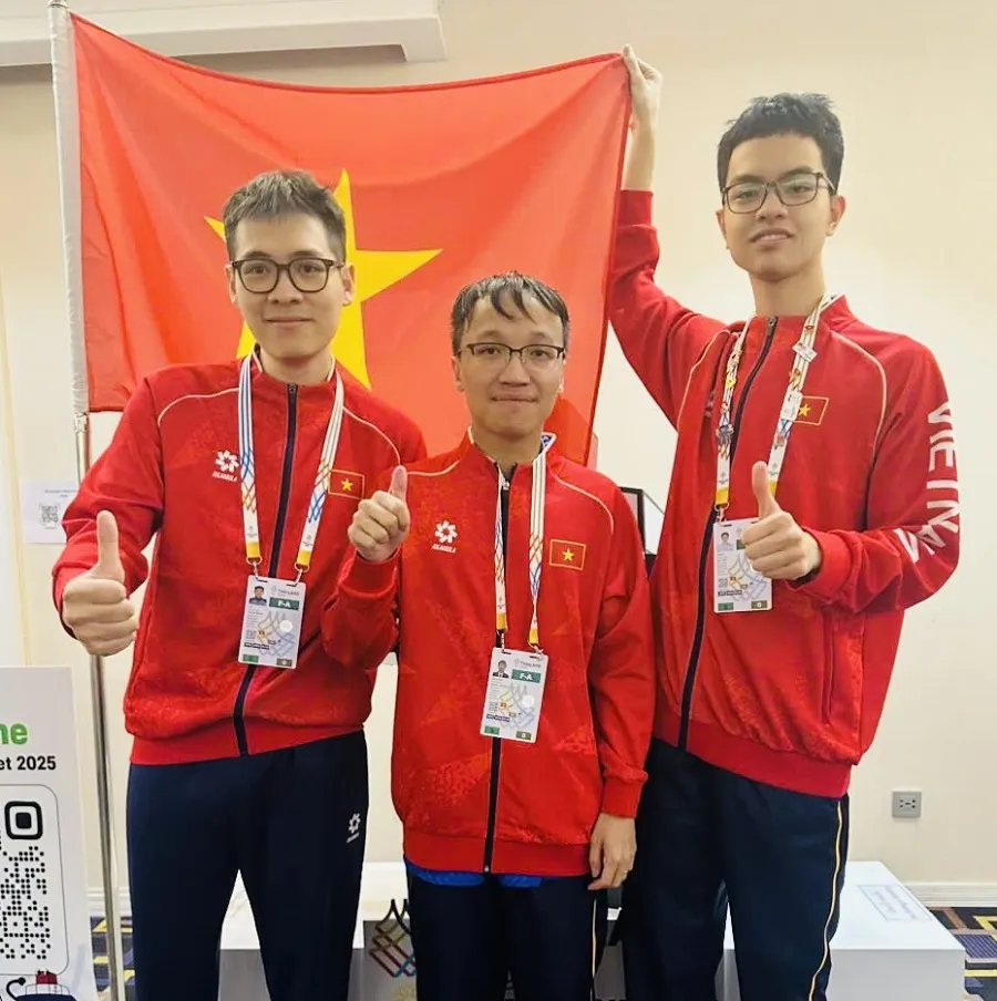 Bành Gia Huy (phải) tiếp tục thi đấu ngay sau SEA Games 33-2025. Ảnh: MINH THẮNG