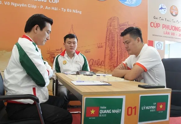 Kỳ thủ Lại Lý Huynh (phải) bắt đầu tranh tài giải đấu tại Đà Nẵng. Ảnh: VXF