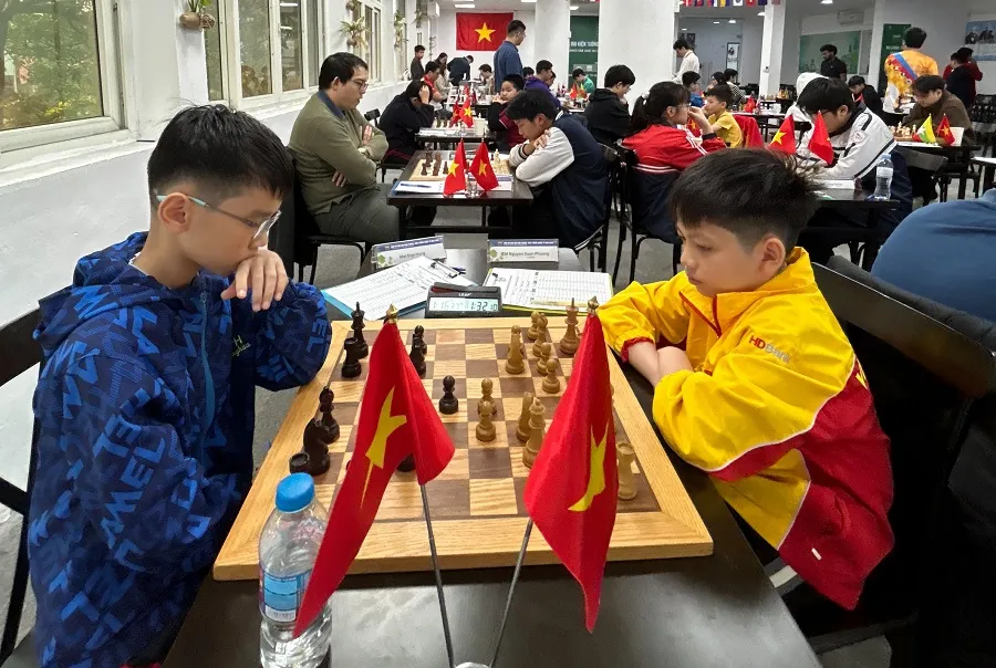 Kỳ thủ Việt Nam đang tranh tài với các gương mặt quốc tế tại giải đại kiện tướng - kiện tướng quốc tế 2025 ở Hà Nội. Ảnh: MINH MINH