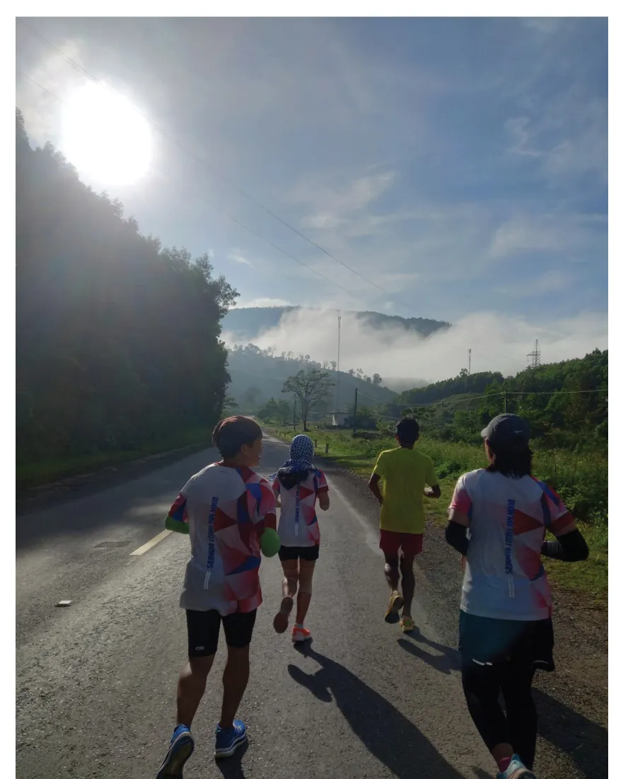 “Dị nhân” marathon Nguyễn Văn Long: 31 ngày chạy bộ xuyên Việt ảnh 10