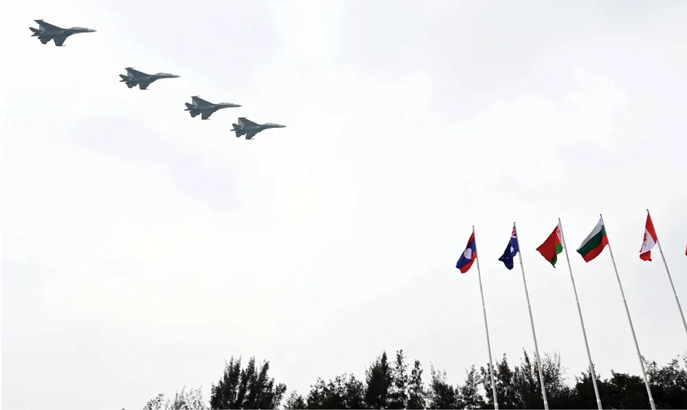 Không quân và đặc công biểu diễn tại lễ khai mạc Triển lãm Quốc phòng quốc tế Việt Nam 2022 ảnh 7