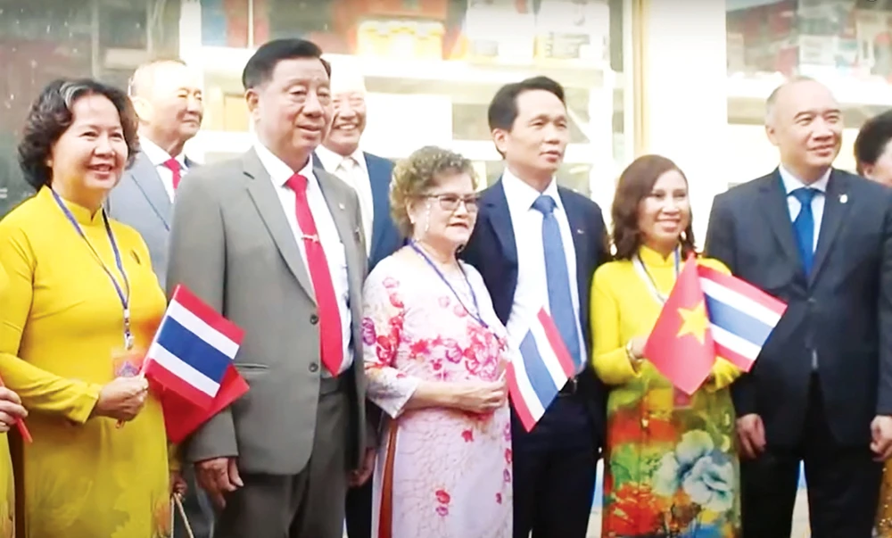 Chủ tịch Hội Người Việt Nam tại tỉnh Udon Thani Lương Xuân Hòa (hàng đầu, thứ hai từ trái sang) cùng các Việt kiều Thái Lan xuan-12-13-nhung-dai-su-mang-thuong-hieu-viet-3-luong-xuan-hoa-1-7251.jpg