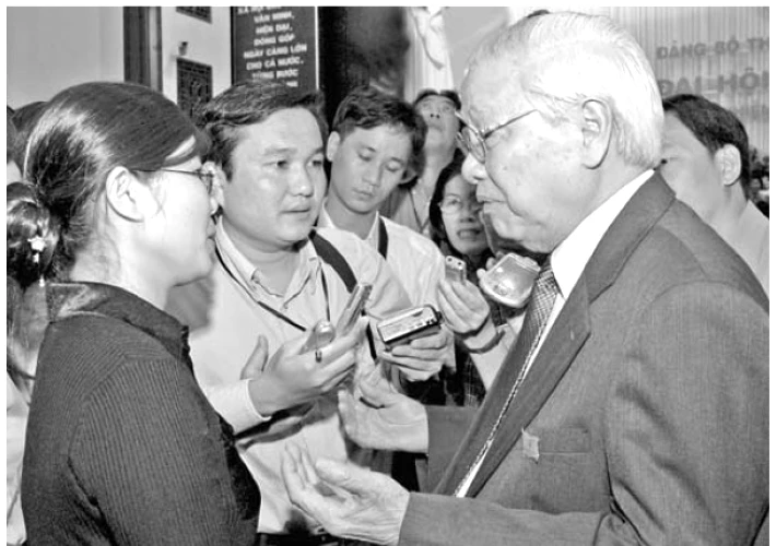 Nguyên Thủ tướng Võ Văn Kiệt trả lời phỏng vấn báo chí (Báo SGGP ngày 7-12-2005) DH lan 8-4.jpg