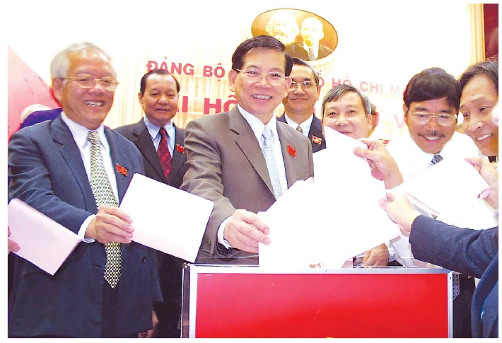 Các đại biểu bỏ phiếu bầu Ban Chấp hành Đảng bộ TPHCM khóa VIII (Báo SGGP ngày 9-12-2005) DH lan 8-5.jpg