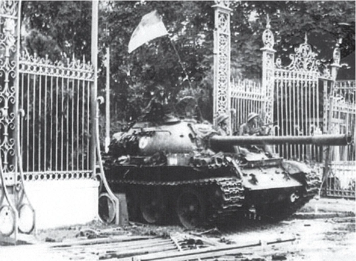 Trưa ngày 30-4-1975, xe tăng Quân Giải phóng tiến thẳng vào Dinh Độc Lập Nhat ky bao SGGP-2.jpg