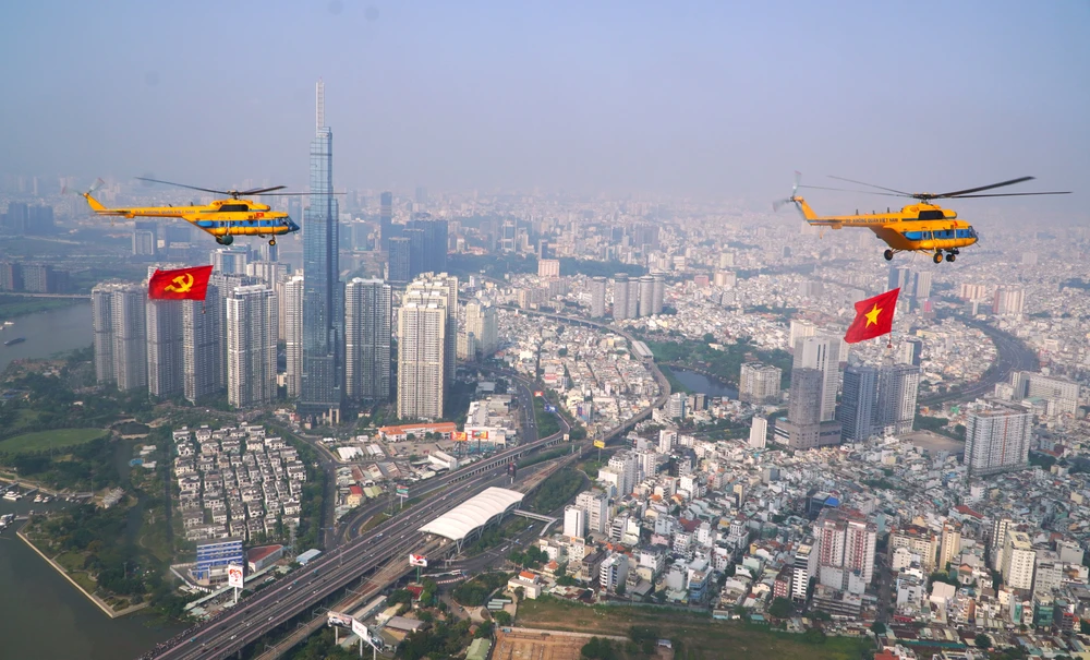 Phi đội trực thăng kéo cờ vòng qua cầu Sài Gòn trước Lễ diễu binh, diễu hành mừng 50 năm Ngày Giải phóng miền Nam, thống nhất đất nước (30-4-1975 - 30-4-2025). Ảnh: THANH CHIÊU TPHCM-nhung cay cau-stit-1-cau SG-2.jpg