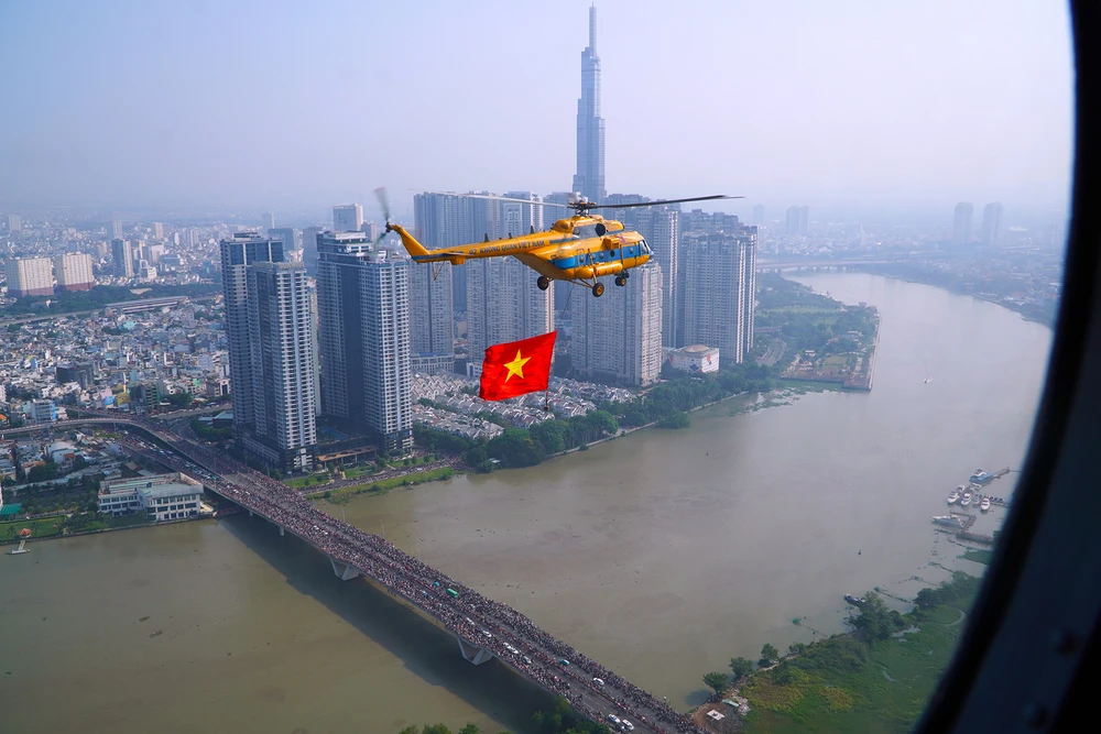 Người dân đổ ra cầu Thủ Thiêm xem trực thăng kéo cờ trong Lễ Kỷ niệm 50 năm Ngày Giải phóng miền Nam, thống nhất đất nước. Ảnh: THANH CHIÊU TPHCM-nhung cay cau-stit-2-cau Thu thiem-1.jpg