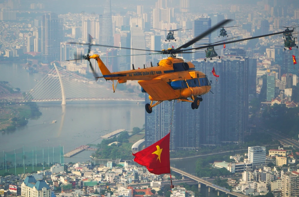 Phi đội trực thăng rẽ trái, bay ngang cầu Ba Son trong buổi diễu binh, diễu hành mừng 50 năm non sông liền một dải. Ảnh: THANH CHIÊU TPHCM-nhung cay cau-stit5-cau ba son-2.jpg
