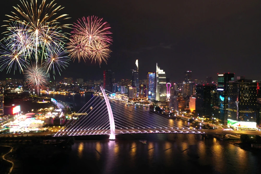 Pháo hoa rực sáng bên cầu Ba Son mừng 50 năm Ngày Giải phóng miền Nam, thống nhất đất nước. Ảnh: THANH CHIÊU TPHCM-nhung cay cau-stit5-cau ba son-4.jpg