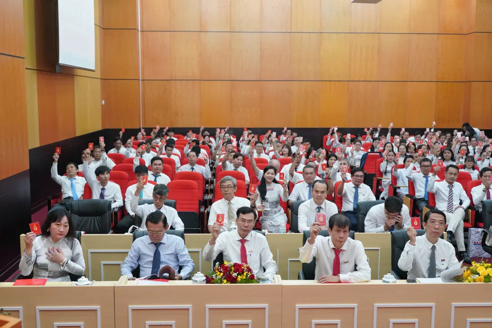 Các đại biểu biểu quyết thông qua chương trình đại hội z6747779904572-91f6992a5d8c564bee0ff5d5ee70dd17-3253-9394.jpg.jpg