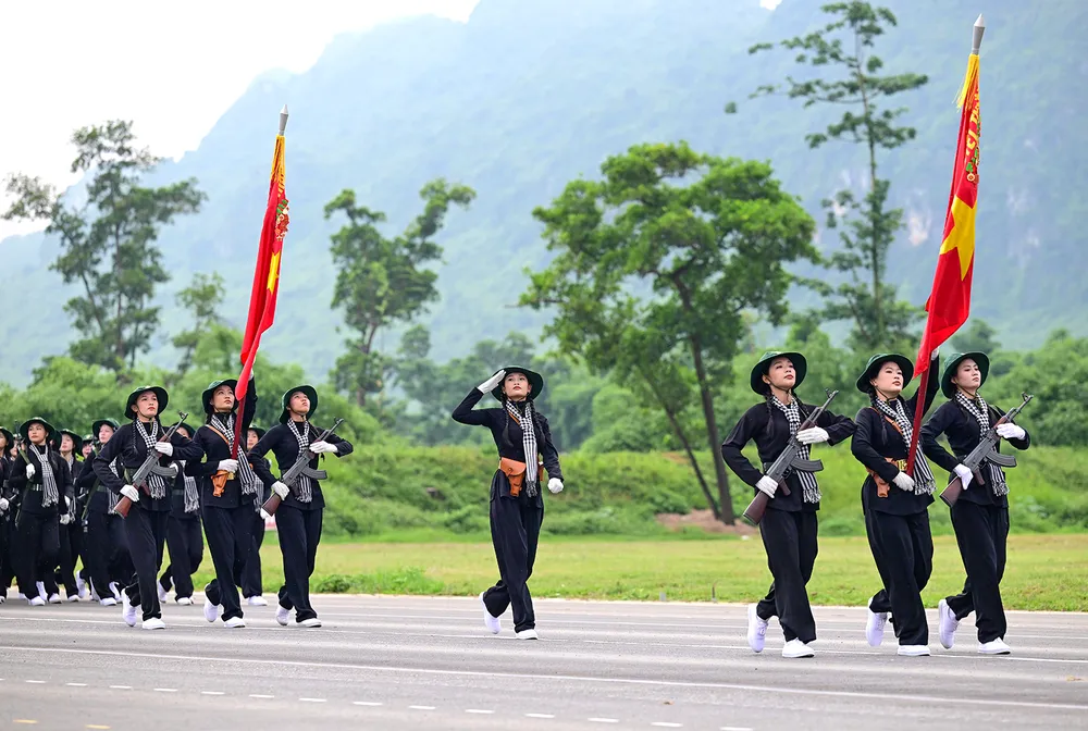 Mỗi thứ tư hàng tuần, các đơn vị, khối đi sẽ tham gia hợp luyện chung. Trong ảnh là khối Nữ du kích miền Nam psa-anh21-dsc-2696-1214-9222.jpg.jpg