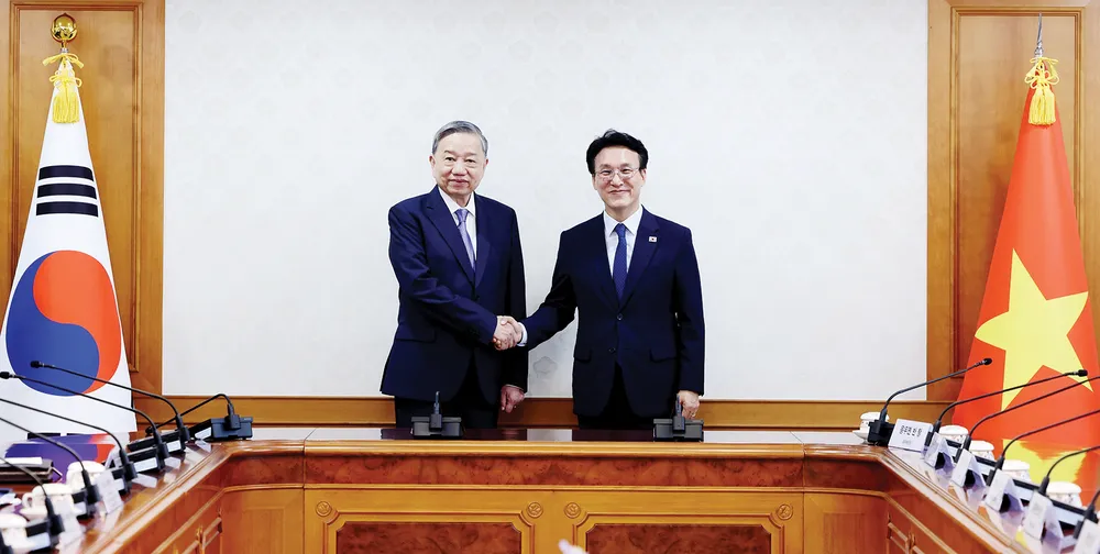 Tổng Bí thư Tô Lâm hội kiến Thủ tướng Hàn Quốc Kim Min Seok. Ảnh: TTXVN L8c.jpg