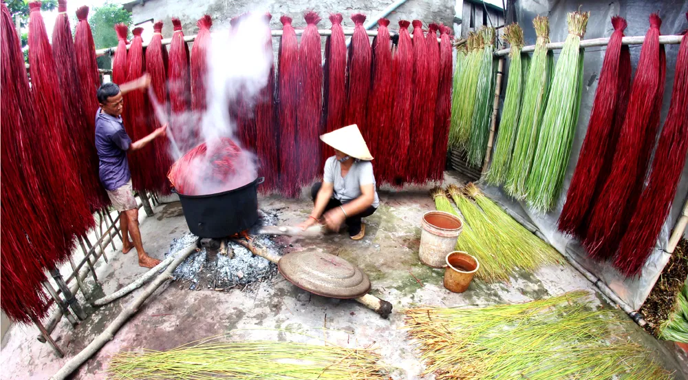 Lát sau khi phơi khô sẽ được nhuộm màu. Ảnh: CTV nghe lam chieu-6.jpg
