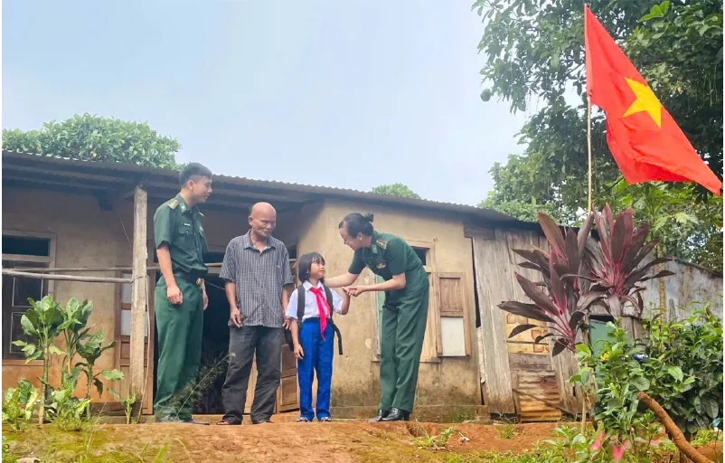 Đồn Biên phòng Hướng Phùng (Quảng Trị) tặng quà cho học sinh nghèo vùng biên trước ngày khai giảng năm học mới 2025-2026 uom mam con chu - 2.jpg
