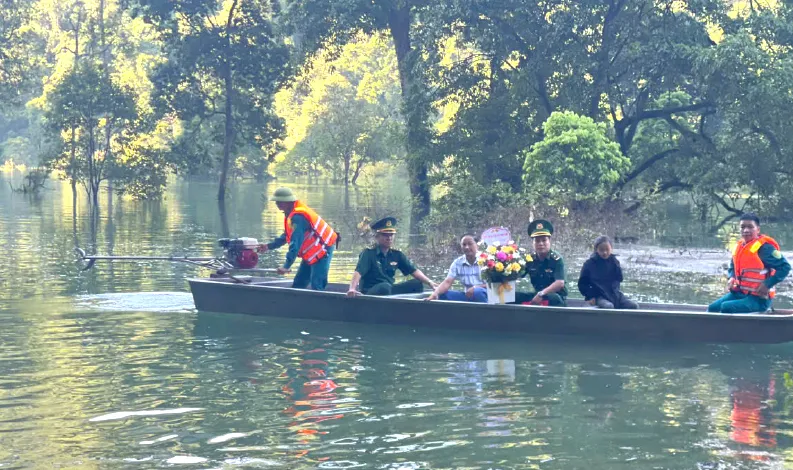 Bộ đội biên phòng đồn Cà Xèng vượt lũ vào chúc mừng thầy cô giáo và học sinh 3 bản Ón, Mò O ồ ồ, Yên Hợp uom mam con chu - 5.jpg