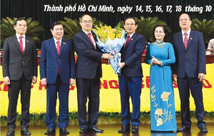 Các đồng chí lãnh đạo TPHCM tặng hoa đồng chí Nguyễn Thiện Nhân tại phiên bế mạc đại hội. Báo SGGP ngày 19-10-2020 Dau an nhiem ky-5.jpg