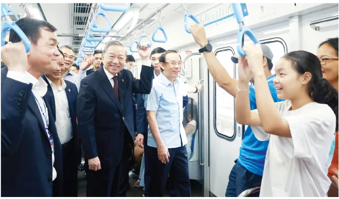 Tổng Bí thư Tô Lâm, Bí thư Thành ủy TPHCM Nguyễn Văn Nên trải nghiệm đi metro. Trang 1 Báo SGGP ngày 23-2-2025 Dau an nhiem ky-phan 1-metro-3.jpg