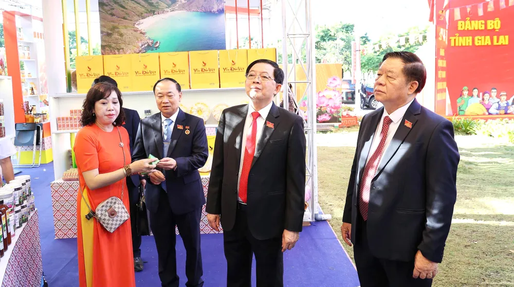 Đồng chí Nguyễn Trọng Nghĩa (phải) cùng các lãnh đạo tỉnh Gia Lai tham quan gian hàng OCOP địa phương z7076881199456_45a1dce1cffd0f6c1529cbe93db1a8cb.jpg