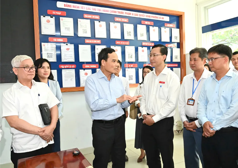 Bí thư Thành ủy TPHCM Trần Lưu Quang cùng đoàn công tác đến khảo sát tình hình hoạt động của Trung tâm Phục vụ hành chính công phường Dĩ An. Ảnh: VIỆT DŨNG Bi thu Tran Luu Quang- 1.jpg