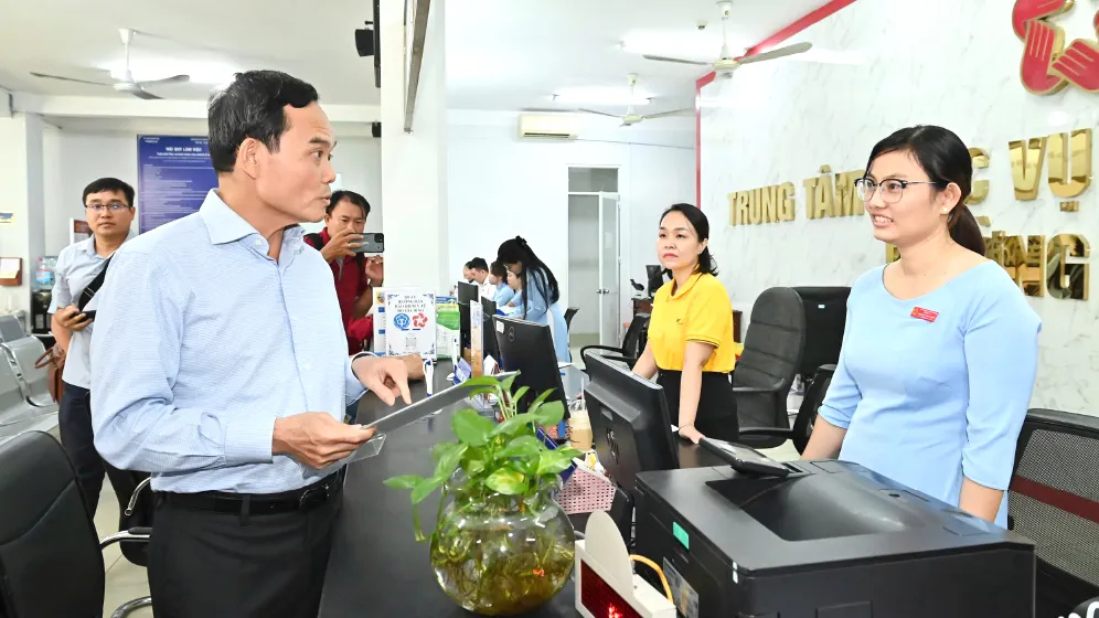 Bí thư Thành ủy TPHCM Trần Lưu Quang trao đổi với công chức Trung tâm Phục vụ hành chính công phường Dĩ An. Ảnh: VIỆT DŨNG Bi thu Tran Luu Quang- 2.jpg