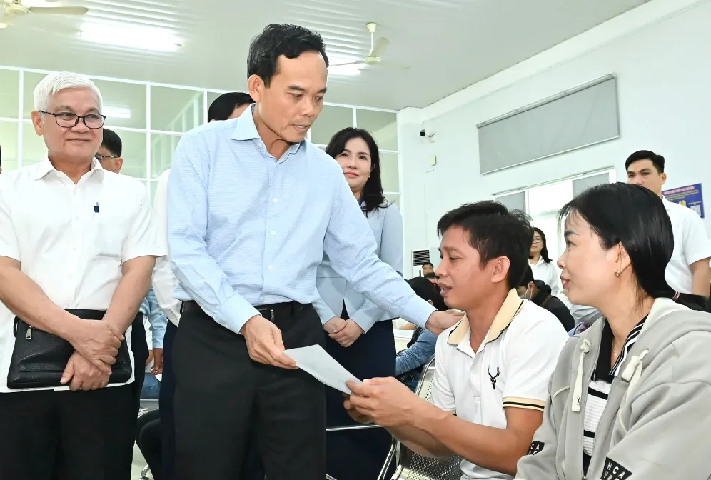 Bí thư Thành ủy TPHCM thăm hỏi người dân đến làm thủ tục hành chính. Ảnh: VIỆT DŨNG Bi thu Tran Luu Quang- 3.jpg