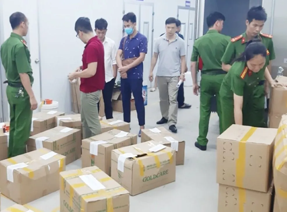 Công an TP Hà Nội kiểm tra hoạt động kinh doanh thuốc, thực phẩm chức năng, mỹ phẩm do KOL quảng cáo. Ảnh: MINH KHANG 6a-7414-7355.jpg (1).jpg