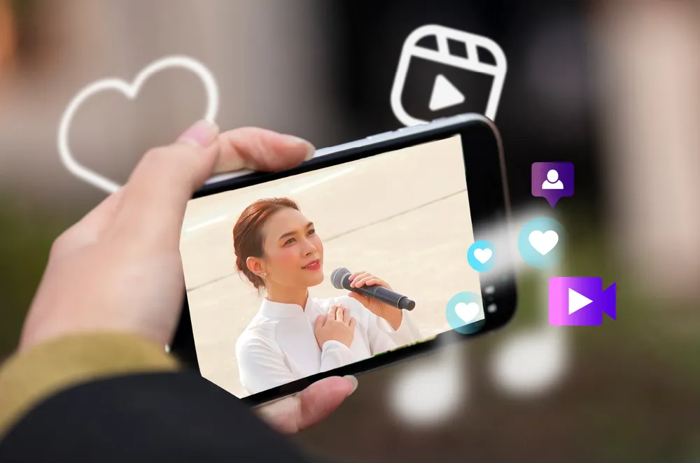 Zdjęcie piosenkarki My Tam śpiewającej na historycznym placu Ba Dinh, rano 2 września Quyen luc mang- bai 3-h-1.jpg