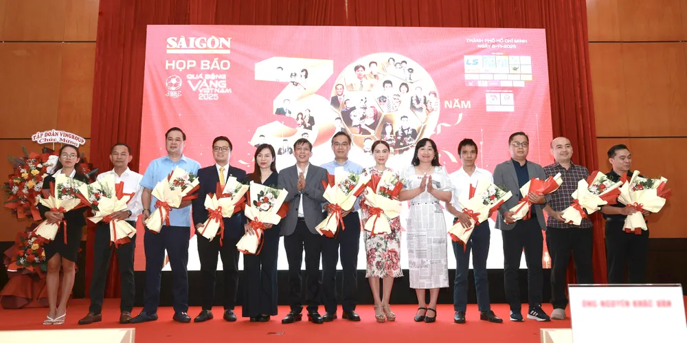 Ban Tổ chức tặng hoa cảm ơn nhà tài trợ