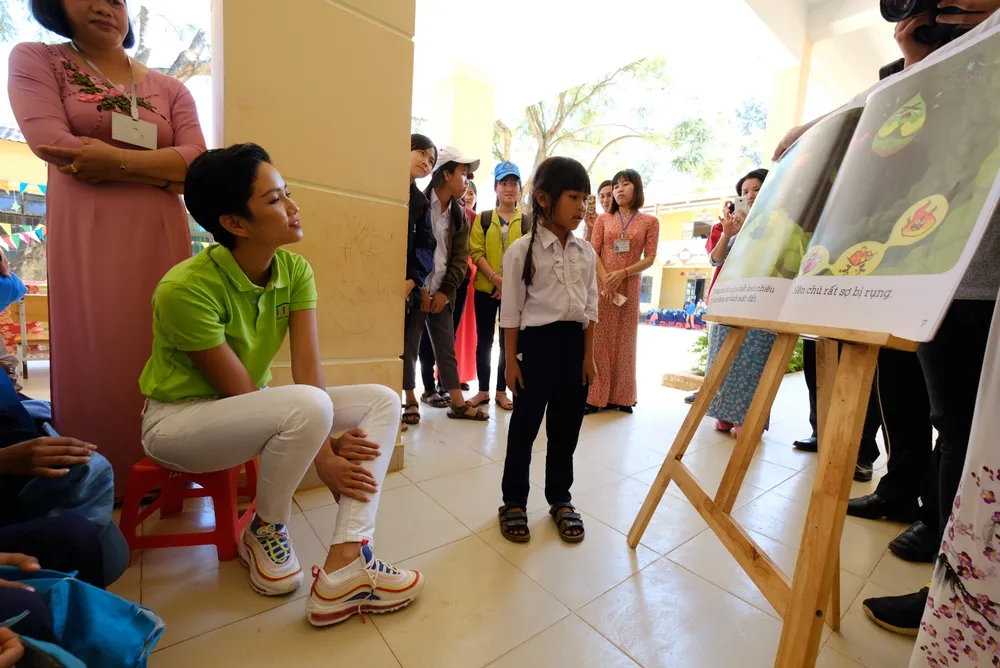 H’Hen Niê: “Không đọc sách, không có điều kiện tiếp cận sách, thật bất công với các em“ ảnh 4