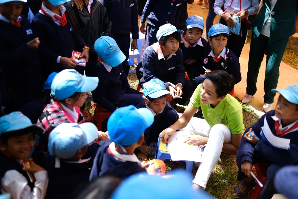 H’Hen Niê: “Không đọc sách, không có điều kiện tiếp cận sách, thật bất công với các em“ ảnh 5