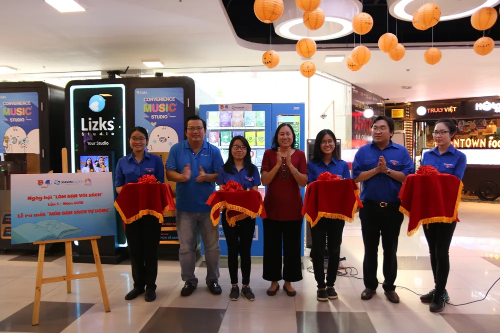 Khai trương máy bán sách tự động đầu tiên tại TPHCM ảnh 1 Khai trương máy bán sách tự động đầu tiên tại TPHCM ảnh 1