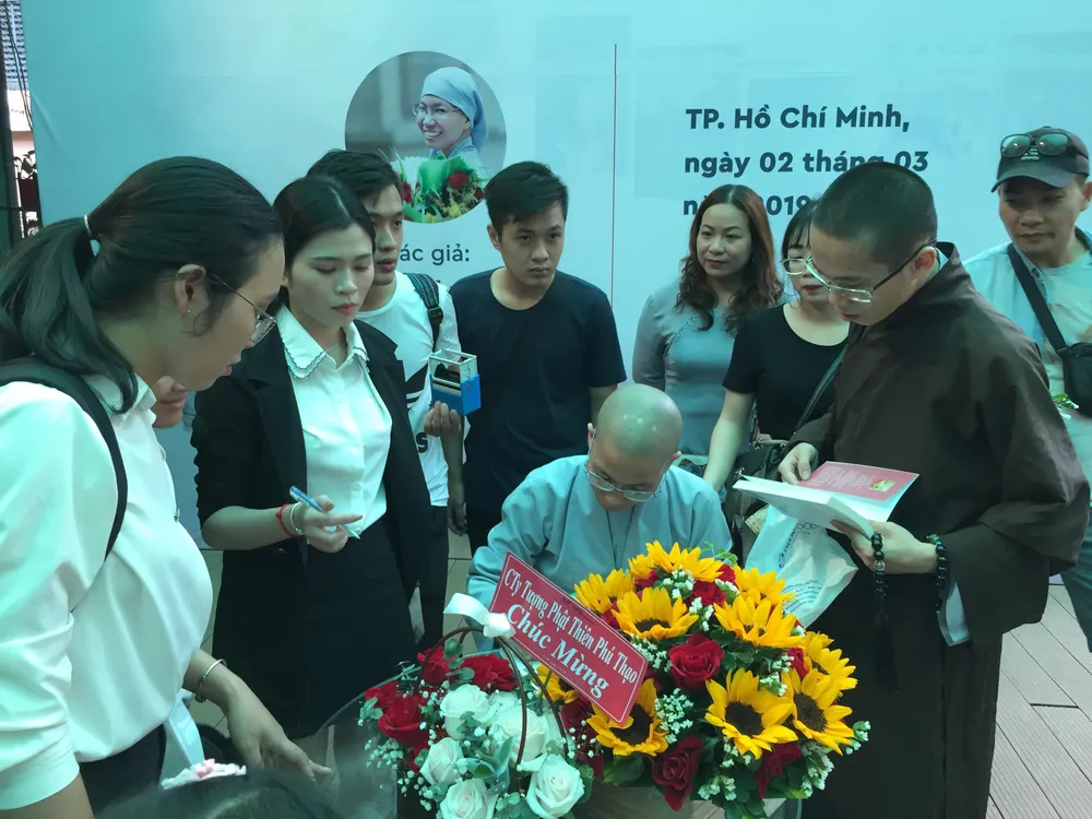 Ra mắt sách về hạnh phúc, sư cô dùng toàn bộ nhuận bút làm từ thiện  ảnh 4