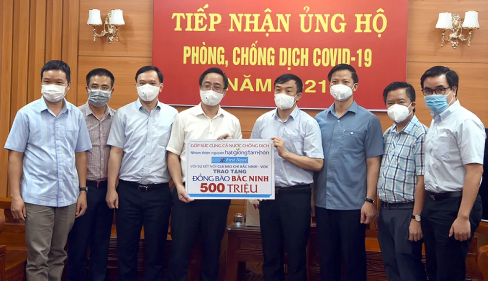 Nhóm thiện nguyện Hạt giống tâm hồn trao tặng 1 tỷ đồng cho người dân ở tâm dịch ảnh 2