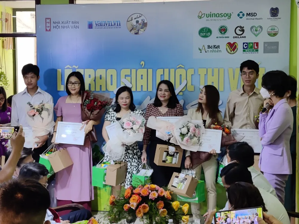 Trao giải cuộc thi viết “Về nhà” ảnh 5 Trao giải cuộc thi viết “Về nhà” ảnh 5