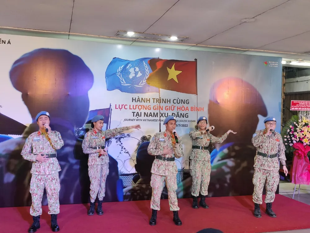 Nhiếp ảnh gia Nguyễn Á ra mắt sách ngợi ca lực lượng Gìn giữ hòa bình ảnh 4