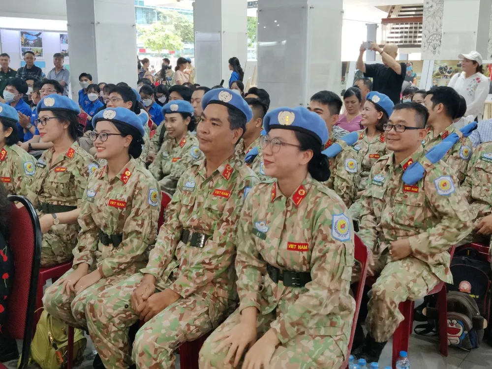 Nhiếp ảnh gia Nguyễn Á ra mắt sách ngợi ca lực lượng Gìn giữ hòa bình ảnh 3