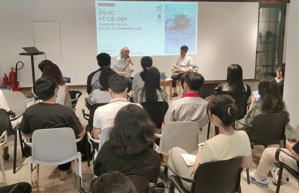 Nhà nghiên cứu Nhật Chiêu trò chuyện về ẩn ức cái đẹp trong tiểu thuyết “Kim Các Tự“ ảnh 3