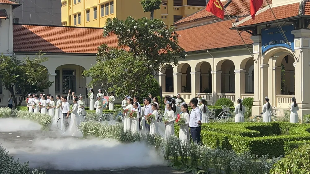 Tưởng nhớ một năm ngày nhà văn Lê Văn Nghĩa đi xa  ảnh 2 Tưởng nhớ một năm ngày nhà văn Lê Văn Nghĩa đi xa  ảnh 2