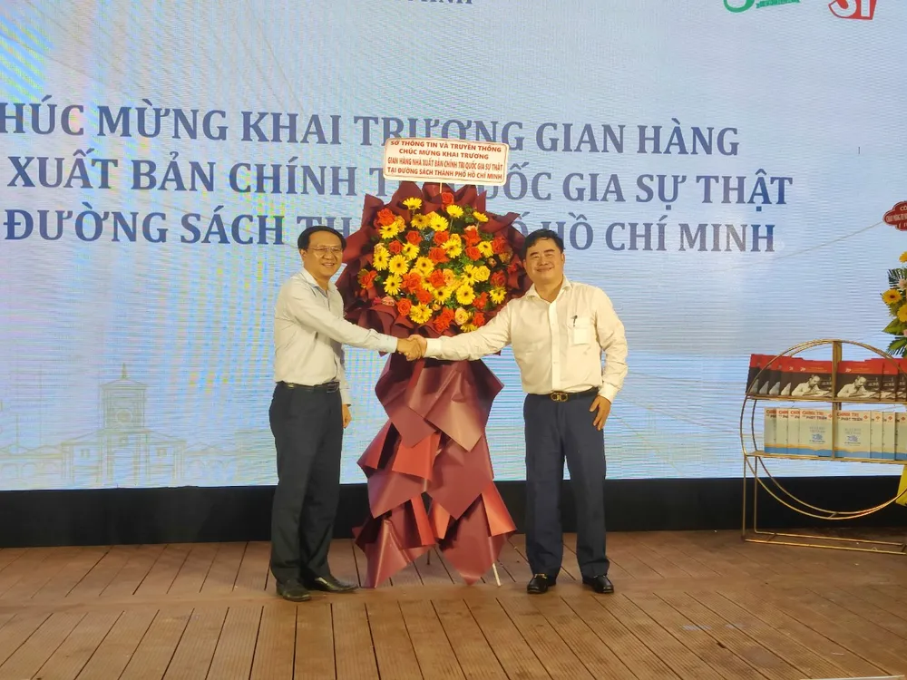 Khai trương gian hàng NXB Chính trị Quốc gia Sự thật tại Đường sách TPHCM ảnh 4