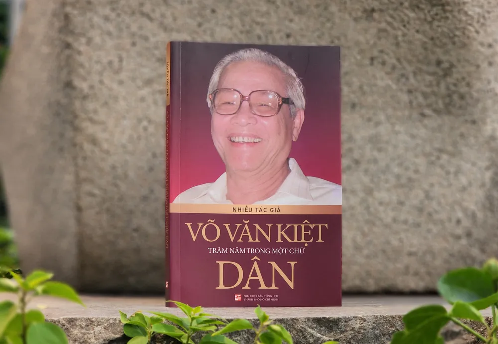 Sách "Võ Văn Kiệt - Trăm năm trong một chữ Dân" Sách "Võ Văn Kiệt - Trăm năm trong một chữ Dân"