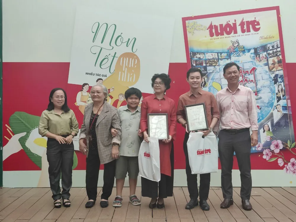 Bà Đinh Thị Thanh Thủy, Giám đốc NXB Tổng hợp TPHCM (trái) cùng nhà báo Nguyễn Trường Uy (phải) trao giải nhì và giải ba cho hai tác giả Lương Bích Vân và Phùng Hạo Bà Đinh Thị Thanh Thủy, Giám đốc NXB Tổng hợp TPHCM (trái) cùng nhà báo Nguyễn Trường Uy (phải) trao giải nhì và giải ba cho hai tác giả Lương Bích Vân và Phùng Hạo