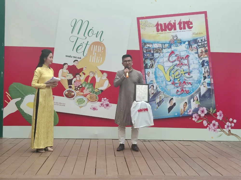 Tác giả Bảy Miệt Vườn nhận giải nhất cuộc thi với bài viết "Lòng tôi có món thịt kho tàu bà Ba" Tác giả Bảy Miệt Vườn nhận giải nhất cuộc thi với bài viết "Lòng tôi có món thịt kho tàu bà Ba"