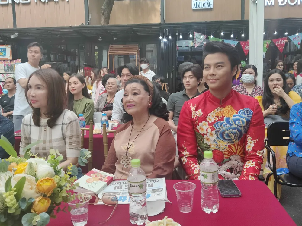 Nhiều nghệ sĩ cùng tham dự chương trình. Trong ảnh là NSND Kim Cương và nghệ sĩ Võ Minh Lâm Nhiều nghệ sĩ cùng tham dự chương trình. Trong ảnh là NSND Kim Cương và nghệ sĩ Võ Minh Lâm