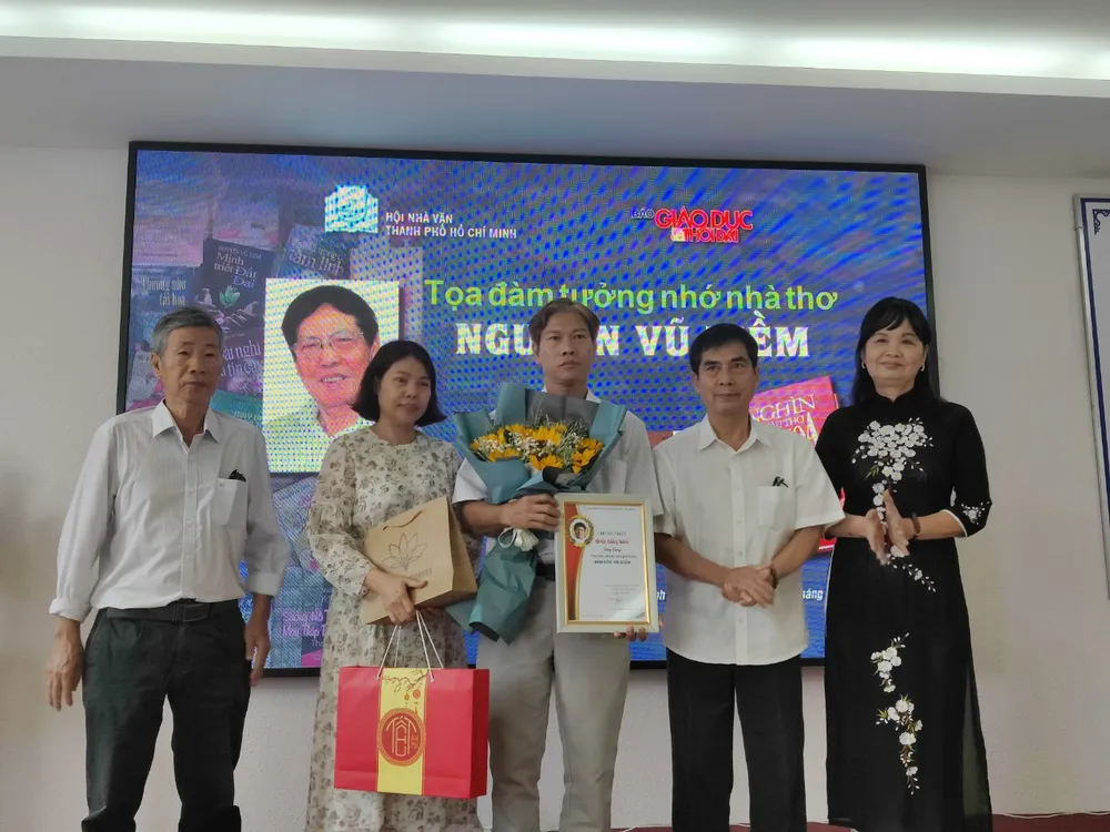 Đại diện gia đình cố nhà thơ Nguyễn Vũ Tiềm nhận giải Cống hiến của Hội Nhà văn TPHCM Đại diện gia đình cố nhà thơ Nguyễn Vũ Tiềm nhận giải Cống hiến của Hội Nhà văn TPHCM
