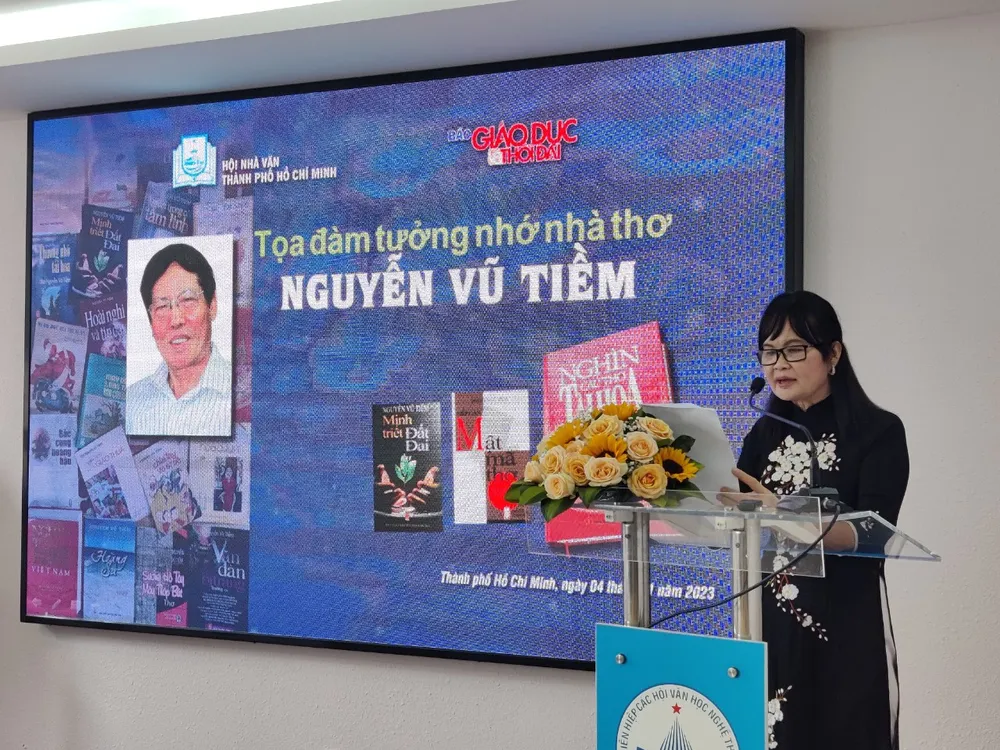 Theo nhà văn Bích Ngân, Chủ tịch Hội Nhà văn TPHCM, nhà thơ Nguyễn Vũ Tiềm đã ra đi, nhưng tác phẩm và tinh thần sáng tạo của ông vẫn là câu chuyện tiếp tục được nhắc nhở với đồng nghiệp và công chúng Theo nhà văn Bích Ngân, Chủ tịch Hội Nhà văn TPHCM, nhà thơ Nguyễn Vũ Tiềm đã ra đi, nhưng tác phẩm và tinh thần sáng tạo của ông vẫn là câu chuyện tiếp tục được nhắc nhở với đồng nghiệp và công chúng