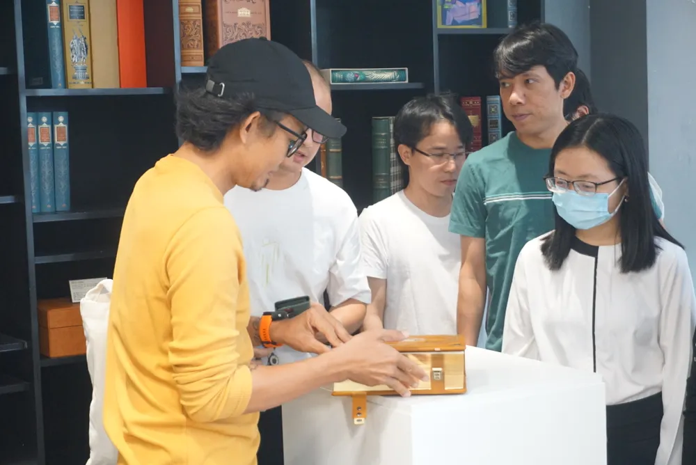 Bạn đọc thích thú tìm hiểu sách giới hạn