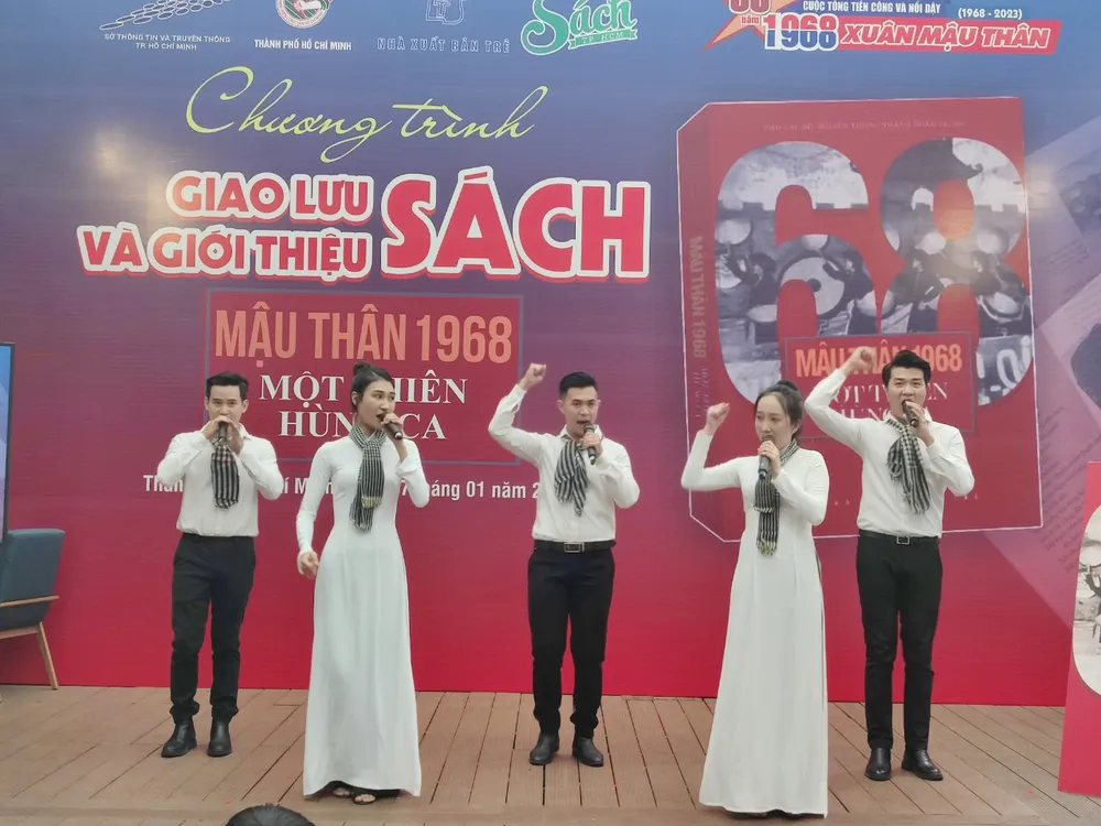 Đội văn nghệ tái hiện phong trào đấu tranh của học sinh, sinh viên thành phố lúc bấy giờ Đội văn nghệ tái hiện phong trào đấu tranh của học sinh, sinh viên thành phố lúc bấy giờ