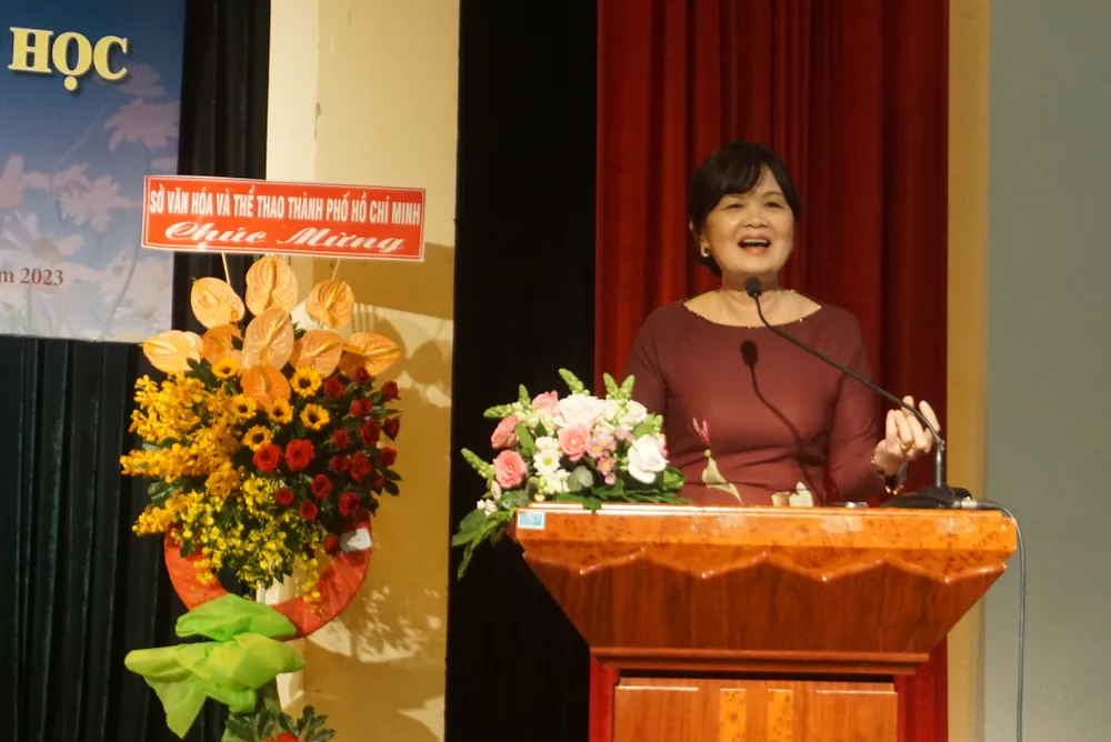 Nhà văn Bích Ngân, Chủ tịch Hội Nhà văn TPHCM phát biểu Nhà văn Bích Ngân, Chủ tịch Hội Nhà văn TPHCM phát biểu